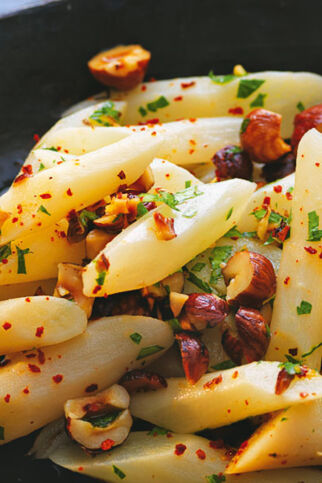 Schwarzwurzeln in Chili-Nuss-Butter