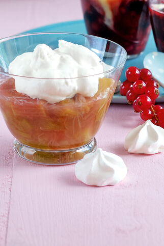 Rhabarberkompott mit Baiser-Sahne Rhabarberkompott mit Baiser-Sahne