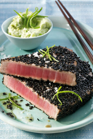 Thunfisch in Sesamkruste mit Avocado-Chili-Dip Thunfisch in Sesamkruste mit Avocado-Chili-Dip