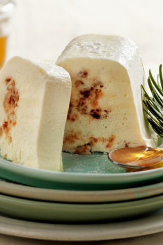 Tannenhonig-Parfait mit Walnusskrokant