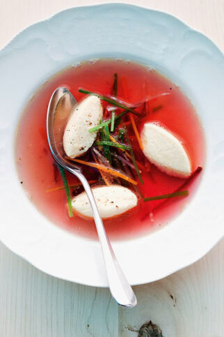 Wurzelgemüse-Bouillon mit Meerrettich-Quark-Nockerl