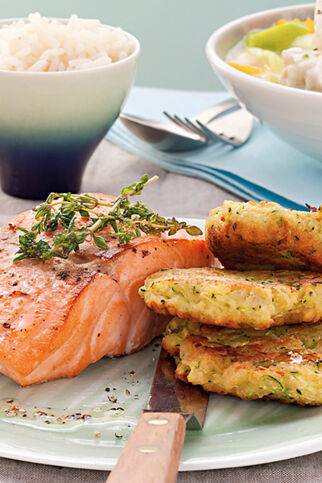 Zucchini-Plätzchen mit Lachsfilet und Reis