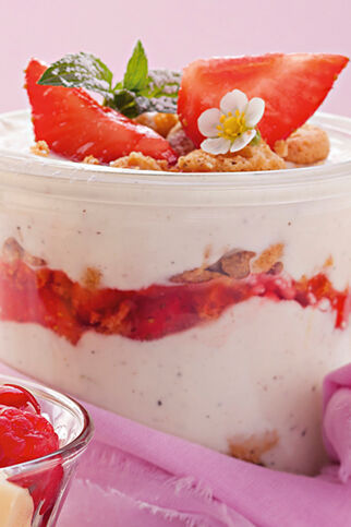 Erdbeer-Amaretti-Becher mit Quarkcreme Erdbeer-Amaretti-Becher mit Quarkcreme