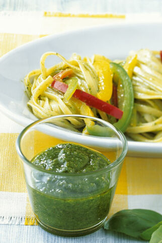 Basilikum-Pesto zu Paprika-Nudeln Basilikum-Pesto zu Paprika-Nudeln
