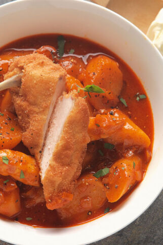 Spargel-Erdäpfel-Gulasch mit gebackenem Stubenküken Spargel-Erdäpfel-Gulasch mit gebackenem Stubenküken