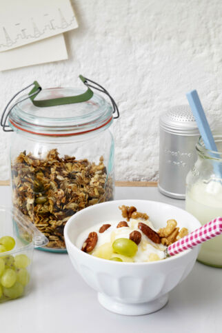 Joghurt mit Obst und Nüssen Joghurt mit Obst und Nüssen