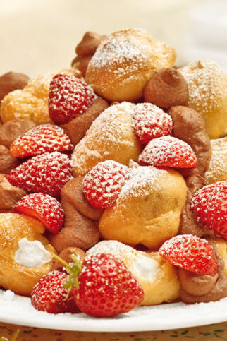 Profiteroles con fragole - Kleine Windbeutel mit Erdbeeren Profiteroles con fragole - Kleine Windbeutel mit Erdbeeren