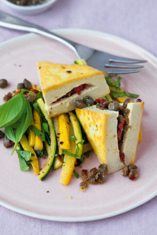 Gefüllter Tofu mit Zucchinistreifen Gefüllter Tofu mit Zucchinistreifen