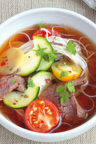 Scharfe Nudelsuppe mit Rinderfilet Scharfe Nudelsuppe mit Rinderfilet