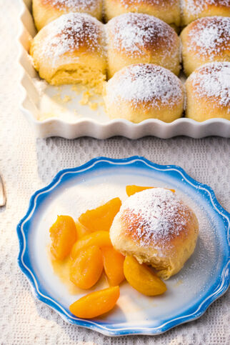 Marzipanbuchteln mit Marillenröster Marzipanbuchteln mit Marillenröster