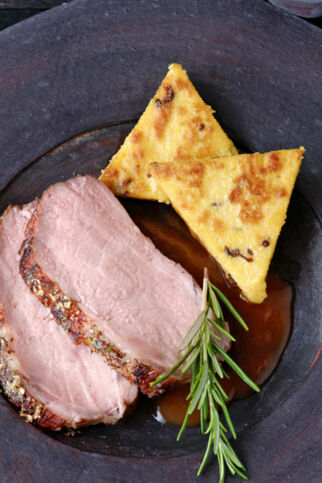 Kalbskarree mit Oliven-Polenta Kalbskarree mit Oliven-Polenta