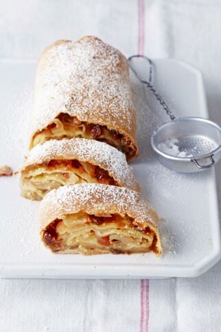 Apfelstrudel mit Pinienkernen und Rosinen Apfelstrudel mit Pinienkernen und Rosinen