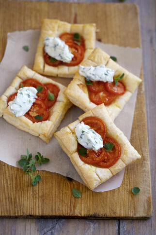 Tomatenschnitten mit Rucolacreme Tomatenschnitten mit Rucolacreme