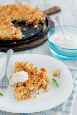 Quitten-Birnen-Crumble mit Sahne