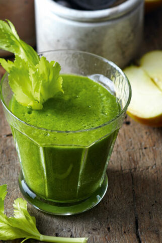 Smoothie mit Spinat, Stangensellerie, Apfel und Zucchini Smoothie mit Spinat, Stangensellerie, Apfel und Zucchini