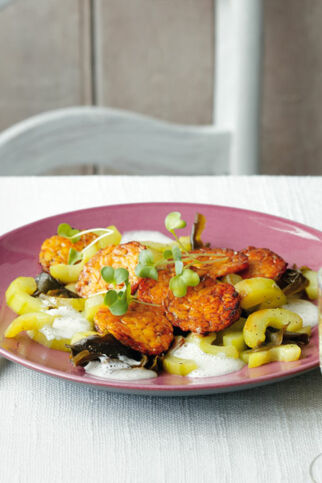 Gebratener Tempeh und Gurken-Wakame-Gemüse Gebratener Tempeh und Gurken-Wakame-Gemüse