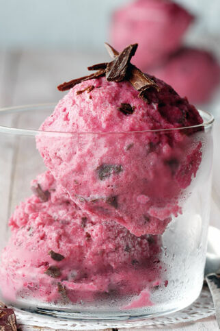 Rote-Bete-Ingwer-Eis mit Schokostückchen
