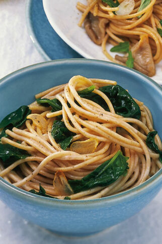 Vollkornspaghetti mit Joghurt-Spinat