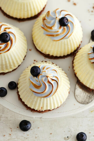 Weiße Schokomousse-Törtchen Weiße Schokomousse-Törtchen