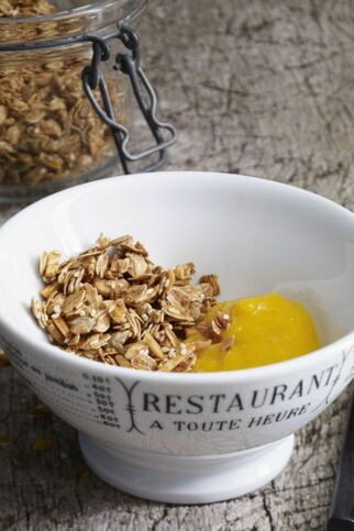 Granola mit Mangopüree Granola mit Mangopüree