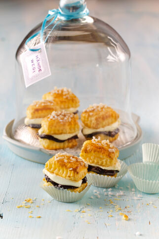 Blätterteigschnitten mit Pflaumensahne Blätterteigschnitten mit Pflaumensahne