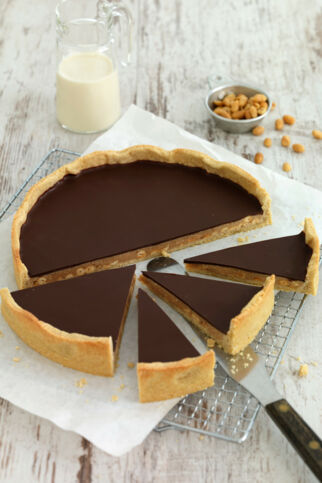 Kokoskaramell-Tarte mit Erdnüssen Kokoskaramell-Tarte mit Erdnüssen