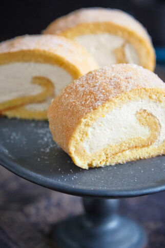 Biskuitroulade mit Zitronensahne Biskuitroulade mit Zitronensahne