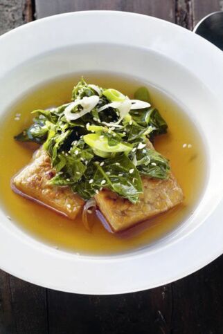 Tempeh mit Sesamspinat in würziger Brühe Tempeh mit Sesamspinat in würziger Brühe