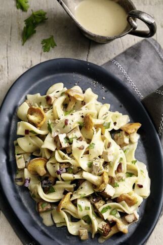 Pfifferling-Tofu-Pfanne mit Bandnudeln Pfifferling-Tofu-Pfanne mit Bandnudeln