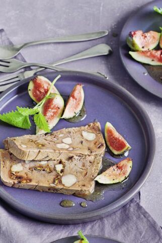 Schokoladen-Macadamia-Parfait mit marinierten Feigen Schokoladen-Macadamia-Parfait mit marinierten Feigen