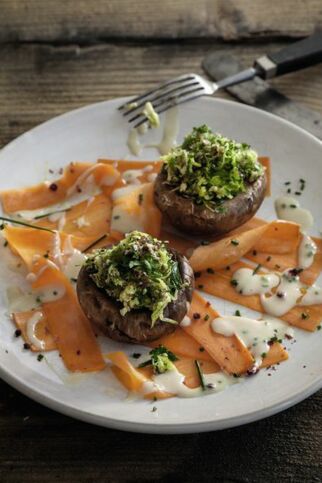 Gefüllte Champignons mit Möhren-Carpaccio Gefüllte Champignons mit Möhren-Carpaccio