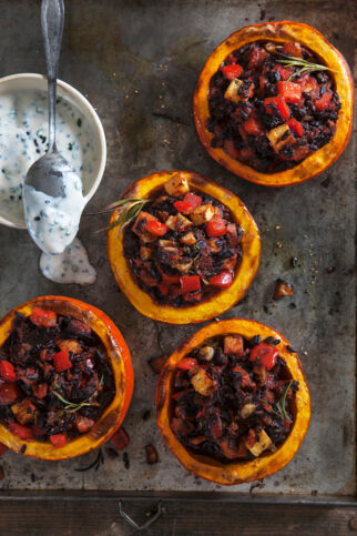 Gefüllter Kürbis mit Joghurt-Sesam-Sauce Gefüllter Kürbis mit Joghurt-Sesam-Sauce