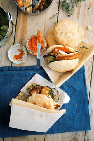 Pita-Taschen mit Grillgemüse und Hummus