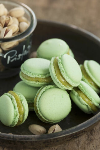 Pistazien-Macarons mit Krokant Pistazien-Macarons mit Krokant