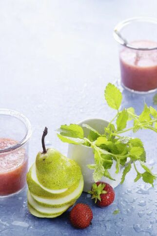 Red-Ribbon-Smoothie mit Zitronenmelisse