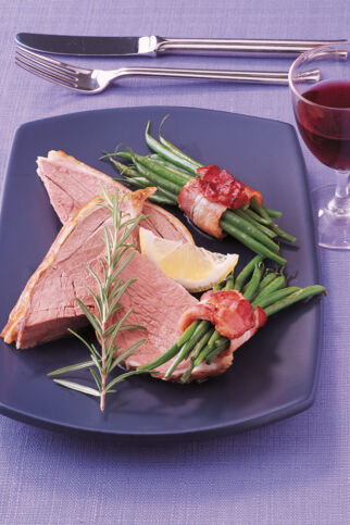 Lammkeule mit Speckbohnen Lammkeule mit Speckbohnen