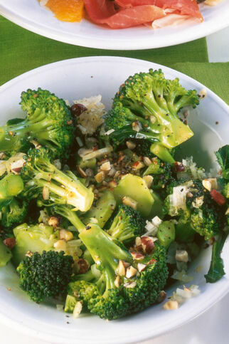 Brokkoli mit Nüssen Brokkoli mit Nüssen