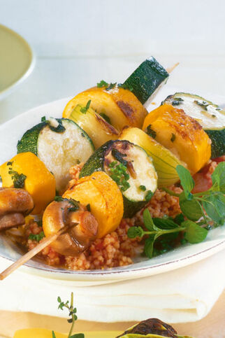 Gemüsespieße auf Tomatenhirse Gemüsespieße auf Tomatenhirse