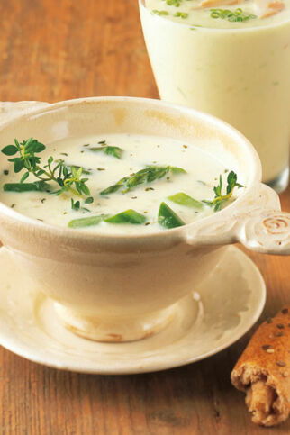 Parmesansuppe mit grünem Spargel