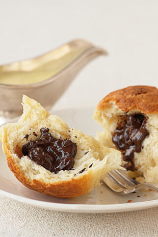 Schoko-Buchteln mit weißer Schokoladensauce Schoko-Buchteln mit weißer Schokoladensauce