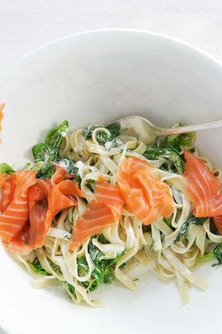 Tagliatelle mit Endivie und Räucherlachs