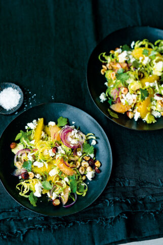 Zitrusfrischer Rosenkohlsalat mit Nussdressing Zitrusfrischer Rosenkohlsalat mit Nussdressing