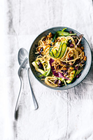 Spaghetti-Zucchini-Salat mit Cashew-Sprinkle Spaghetti-Zucchini-Salat mit Cashew-Sprinkle