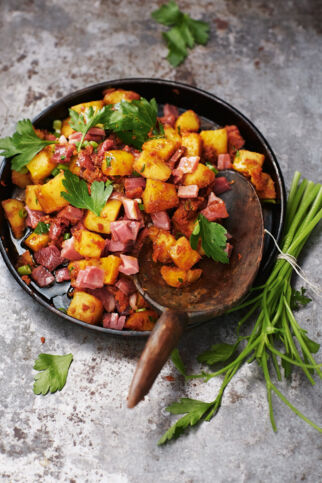 Bratkartoffelsalat mit Schinken und Tomaten-Dressing Bratkartoffelsalat mit Schinken und Tomaten-Dressing
