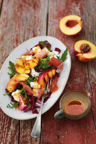 Radicchio mit Schinken, Nektarine und Aprikosen-Chili-Dressing