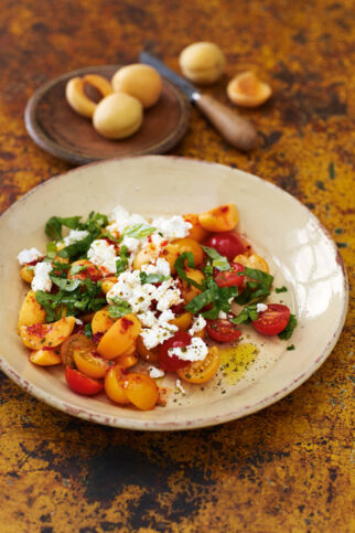 Tomaten-Aprikosen-Salat mit Feta und Honig-Sambal-Dressing Tomaten-Aprikosen-Salat mit Feta und Honig-Sambal-Dressing