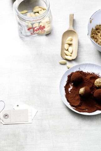 Dattel-Walnuss-Pralinen Dattel-Walnuss-Pralinen