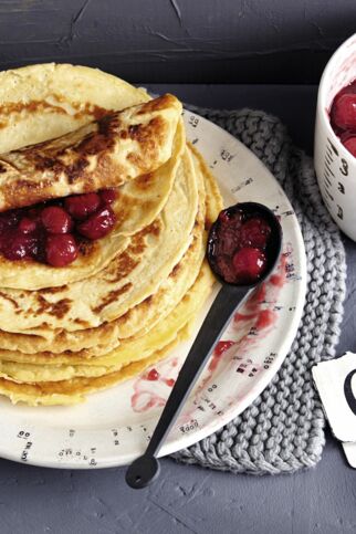 Crêpes mit Sauerkirschragout