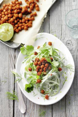 Gurkennudelsalat mit Kichererbsen Gurkennudelsalat mit Kichererbsen
