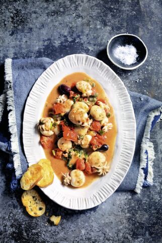 Tintenfischpfanne mit Knoblauchbrot Tintenfischpfanne mit Knoblauchbrot